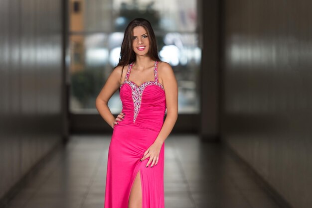 Mulher jovem glamourosa em vestido elegante estilo retrô