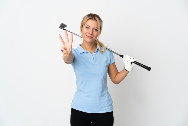 Mulher jovem golfista russa isolada no fundo branco feliz e contando três com os dedos