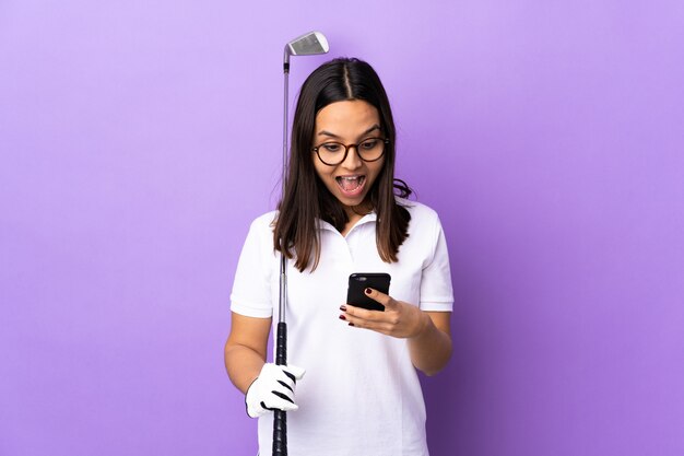 Mulher jovem golfista sobre parede colorida surpreendeu e enviando uma mensagem