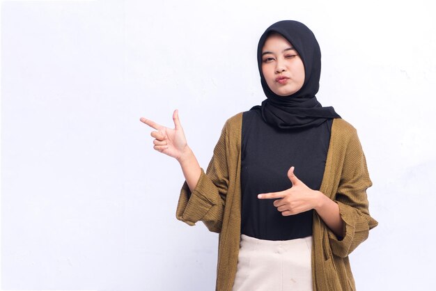 Mulher jovem hijab apontando isolada