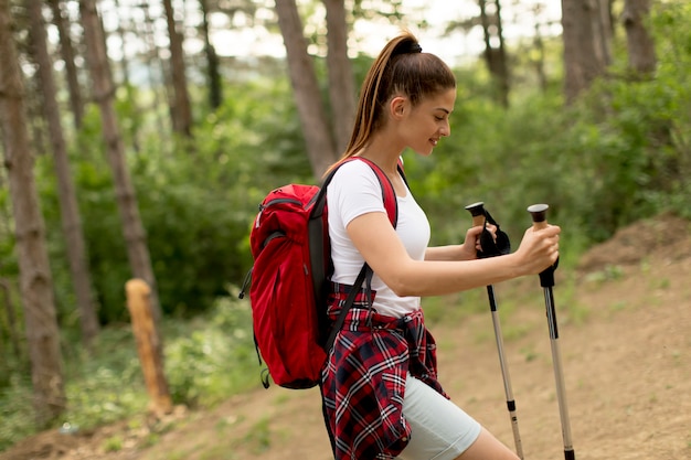 Mulher jovem, hiking, ligado, floresta, pista