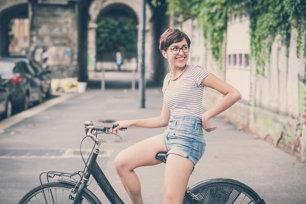 mulher jovem hippie com bicicleta