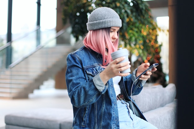 Mulher jovem hippie com cabelo rosa e chapéu