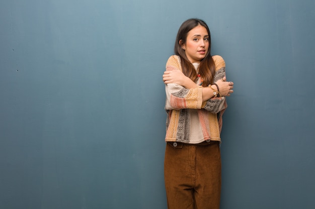 Mulher jovem hippie indo frio devido à baixa temperatura