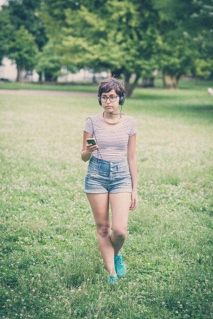 mulher jovem hippie ouvindo música