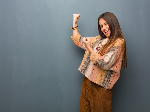 Mulher jovem hippie que não se rende