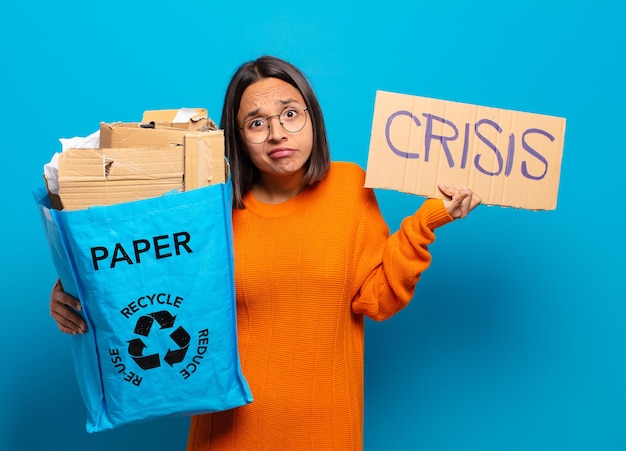 Mulher jovem hispânica. conceito de reciclagem