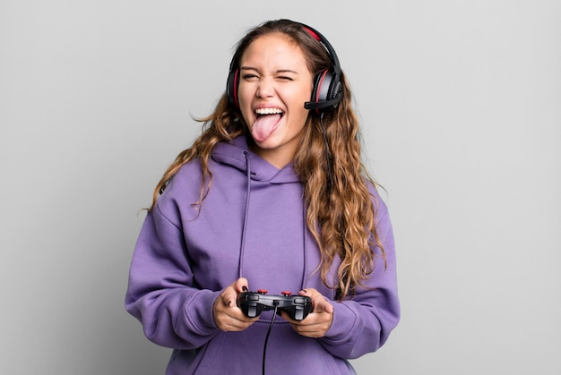 Mulher jovem hispânica jogando um jogo com fones de ouvido e um conceito de jogador de controle