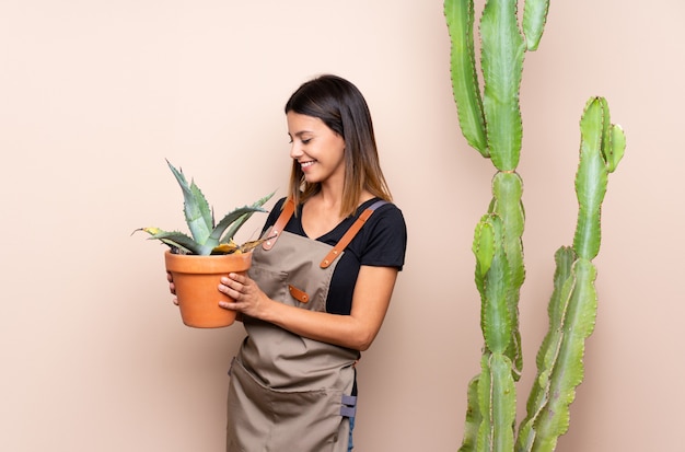 Mulher jovem jardineiro com plantas