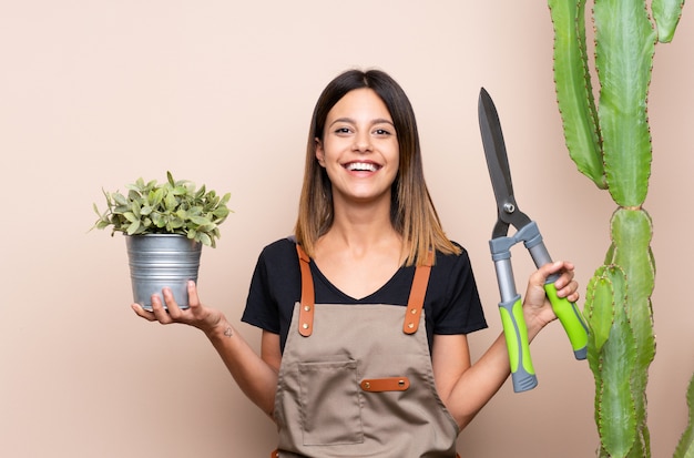 Mulher jovem jardineiro com plantas