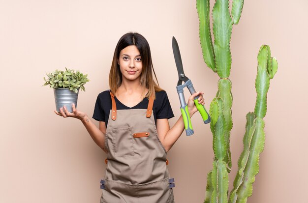 Mulher jovem jardineiro com plantas