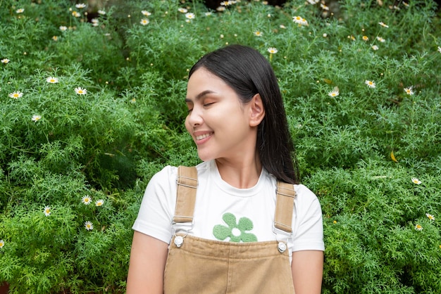 Mulher jovem jardineiro se sentindo feliz trabalhando em sua fazenda