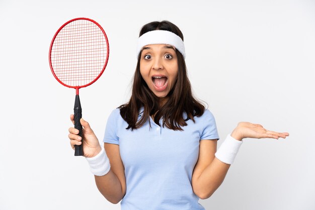 Mulher jovem jogador de badminton isolada com expressão facial chocada