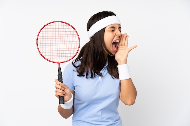 Mulher jovem jogador de badminton isolada