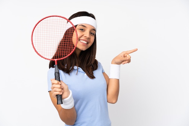 Mulher jovem jogador de badminton sobre fundo branco isolado apontando o dedo para o lado