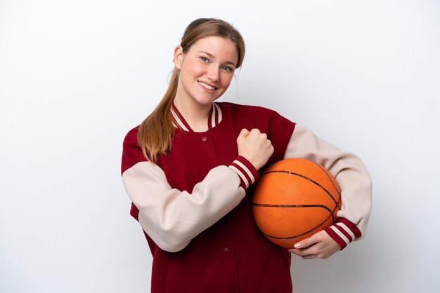 Mulher jovem jogador de basquete isolada no fundo branco comemorando uma vitória