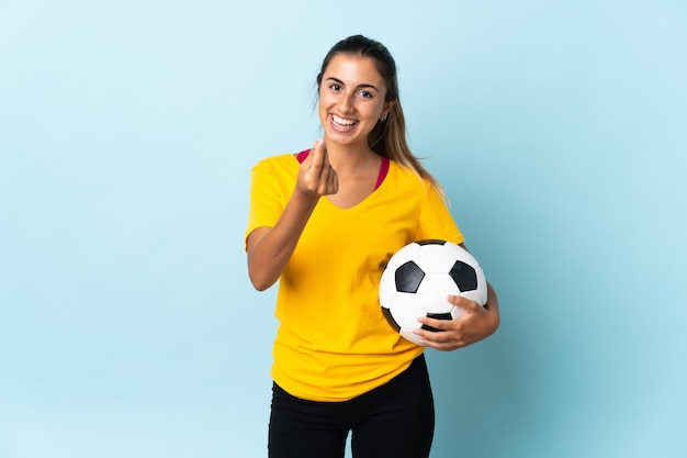 Mulher jovem jogador de futebol hispânico isolada