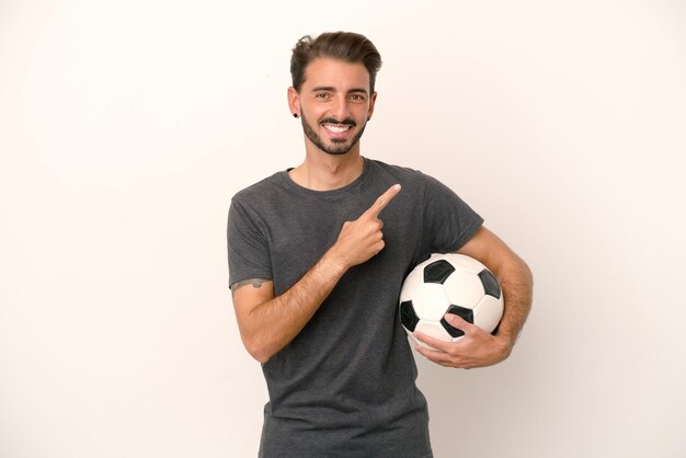 Jogador de futebol forte com bola de futebol no fundo branco isolado