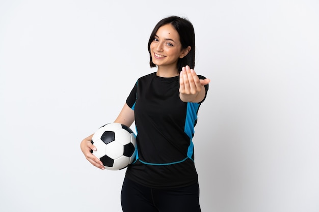 Mulher jovem jogador de futebol isolada na parede branca, convidando para vir com a mão. Feliz que você veio