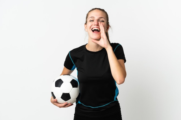 Mulher jovem jogador de futebol isolada no branco gritando com a boca bem aberta