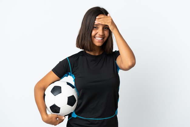 Mulher jovem jogador de futebol isolada no branco sorrindo muito