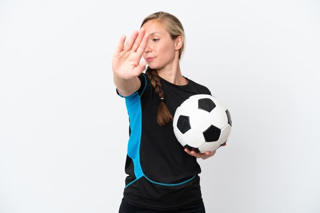 Foto mulher jovem jogador de futebol isolada no fundo branco fazendo gesto de pare e decepcionada