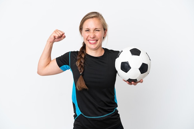 Mulher jovem jogador de futebol isolada no fundo branco, fazendo um gesto forte
