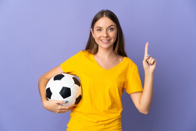 Mulher jovem jogador de futebol lituano isolada na parede roxa mostrando e levantando um dedo em sinal dos melhores