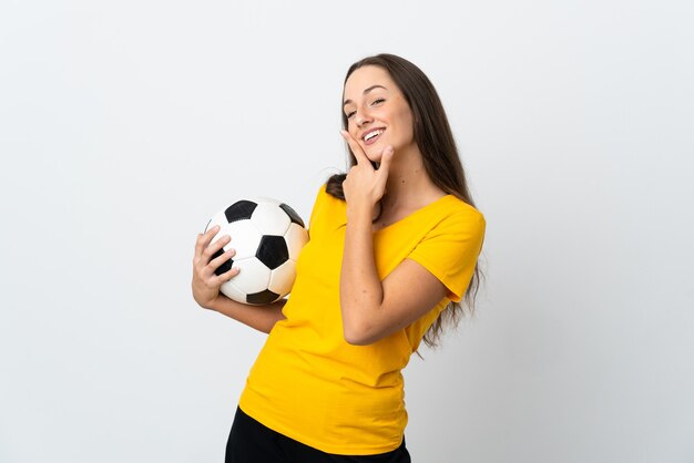 Mulher jovem jogador de futebol sobre fundo branco isolado feliz e sorridente