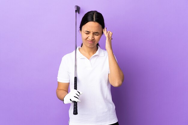 Mulher jovem jogador de golfe sobre fundo colorido isolado com dor de cabeça