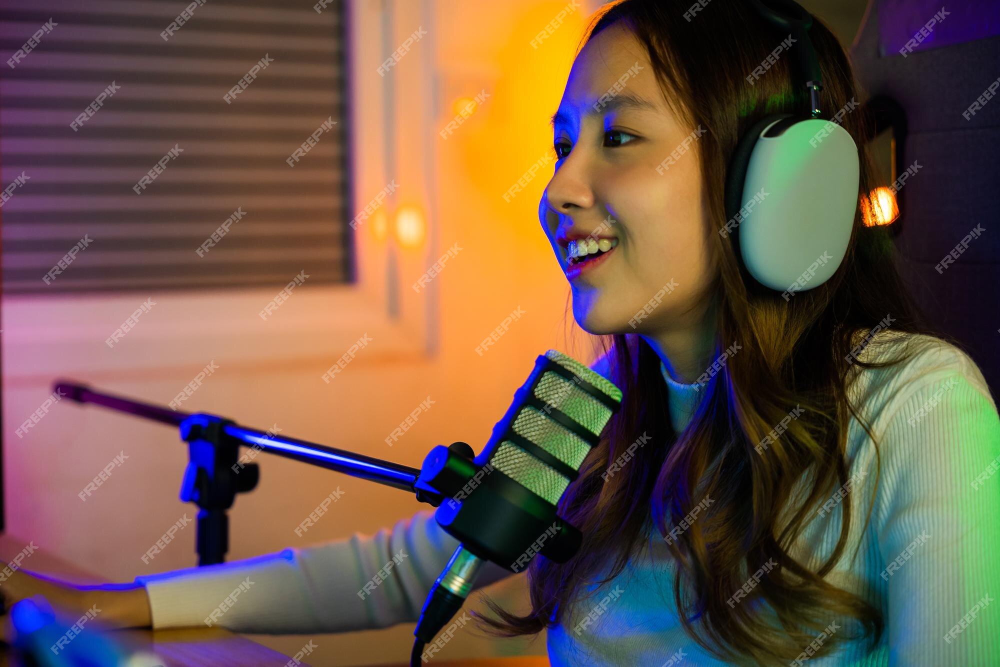 Jovem Mulher Usando Headphones De Jogos Pretende Fazer Jogar Jogos De  Transmissão Ao Vivo On-line Em Casa, Happy Gamer Empreitada Joga Torneio De  Jogos De Vídeo Online Com Luzes De Néon De