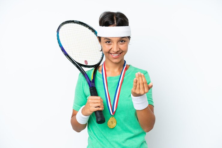 Foto mulher jovem jogadora de tênis isolada em fundo branco convidando para vir com a mão feliz por você ter vindo