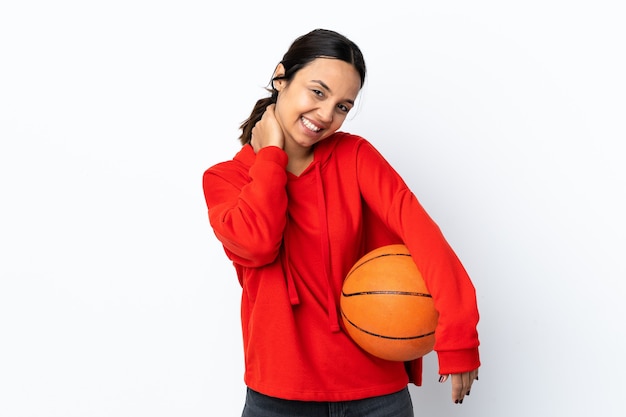 Mulher jovem jogando basquete isolada rindo