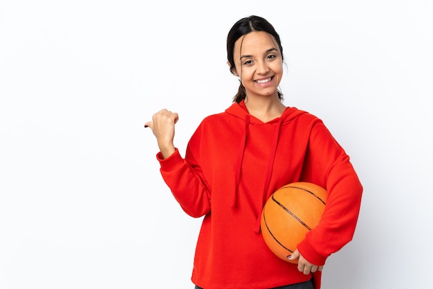 Mulher jovem jogando basquete isolada