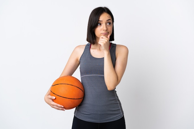 Mulher jovem jogando basquete isolada