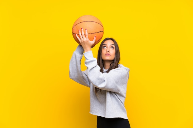 Mulher jovem, jogando basquetebol