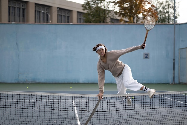 Mulher jovem, jogando tênis