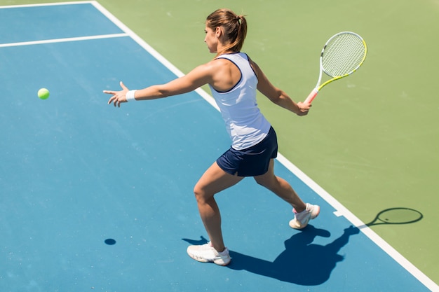 Campo De Tênis Feminino Ou Seleção Telefônica Em Festas De Ginástica Ou  Treino Para Jogos Ou Esportes De Competição. Feliz Imagem de Stock - Imagem  de tênis, celular: 260576101