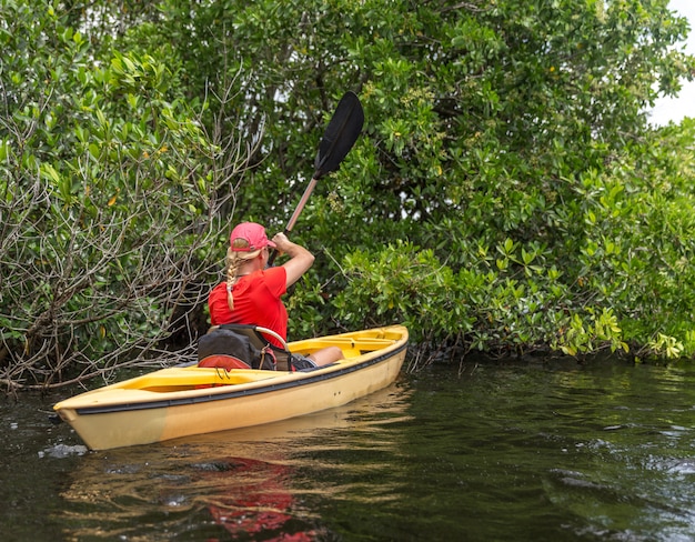 Mulher jovem, kayaking, em, parque nacional everglades