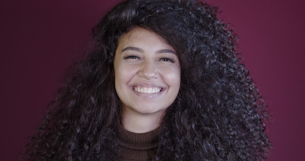 Mulher jovem latino afro sorridente. Alegria, positiva e amor. Cabelo lindo estilo africano.