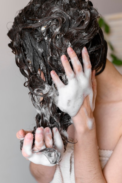 Foto mulher jovem, lavando cabelo