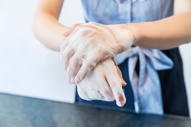 Foto mulher jovem, lavando mãos