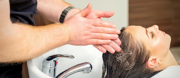 Mulher jovem lavando o cabelo