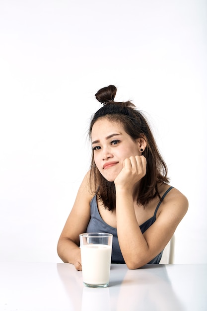 Mulher jovem, leite bebendo, tabela