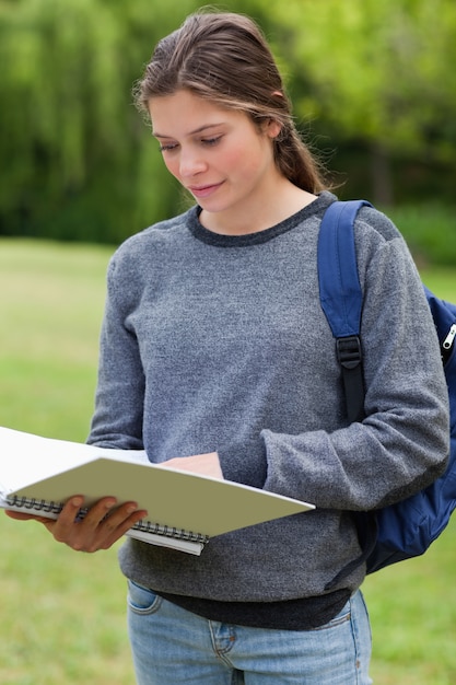 Mulher jovem, leitura, dela, caderno, enquanto, ficar, cima, em, um, parque