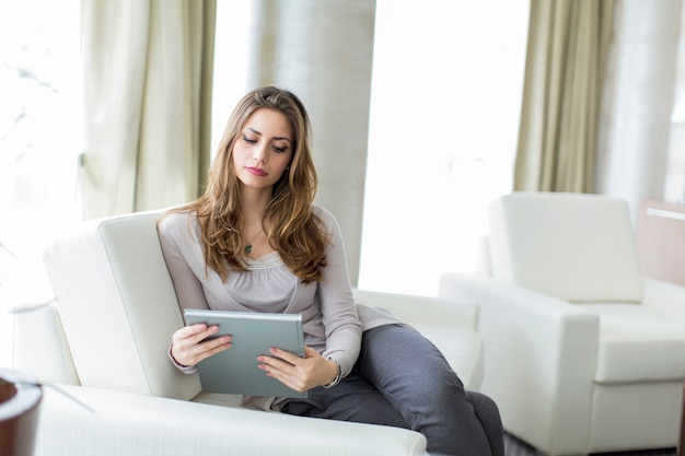 Mulher jovem, leitura, em, a, sala