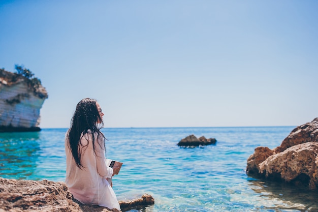 Mulher jovem, leitura, ligado, tropicais, praia branca