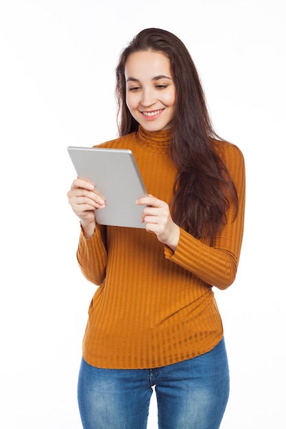 Foto mulher jovem lendo em um tablet eletrônico isolado em branco