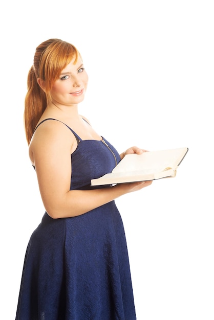 Foto mulher jovem lendo um livro enquanto está de pé contra um fundo branco