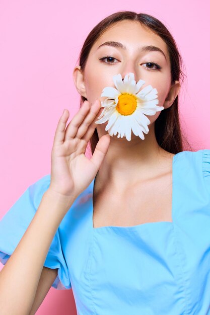 Mulher jovem maquiagem camomila vestido flor sorriso moda rosa azul studio